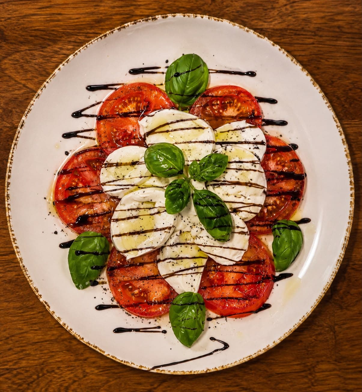 Frische Caprese mit Mozzarella und Basilikum