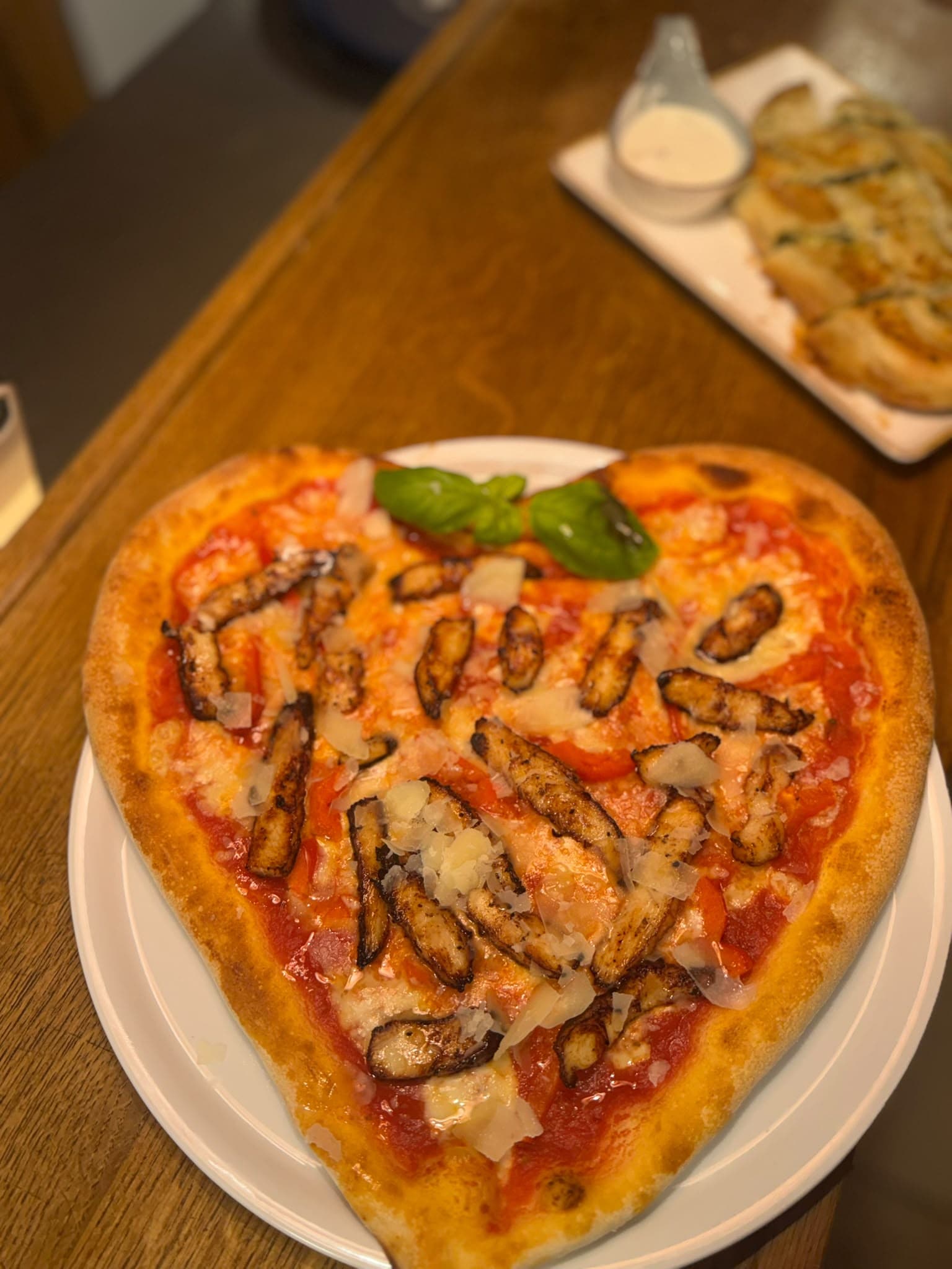 Steinofen-Pizza mit Aubergine und Parmesan