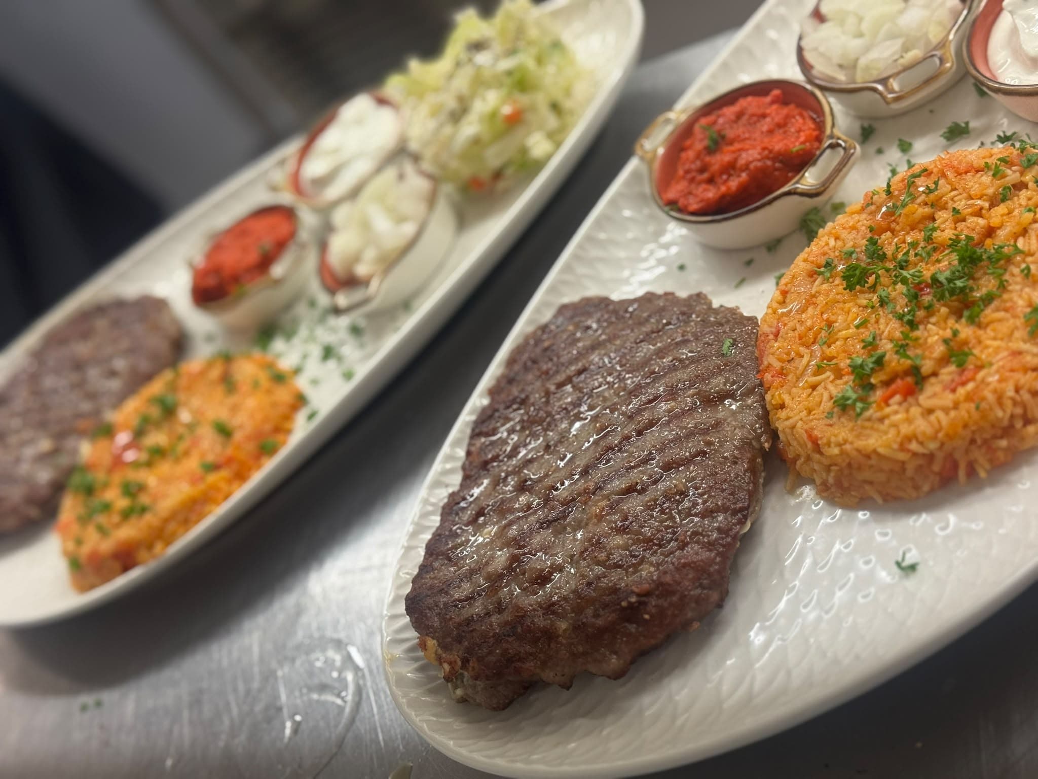 Gegrillte Pleskavica mit Djuvec-Reis, Ajvar und Kajmak