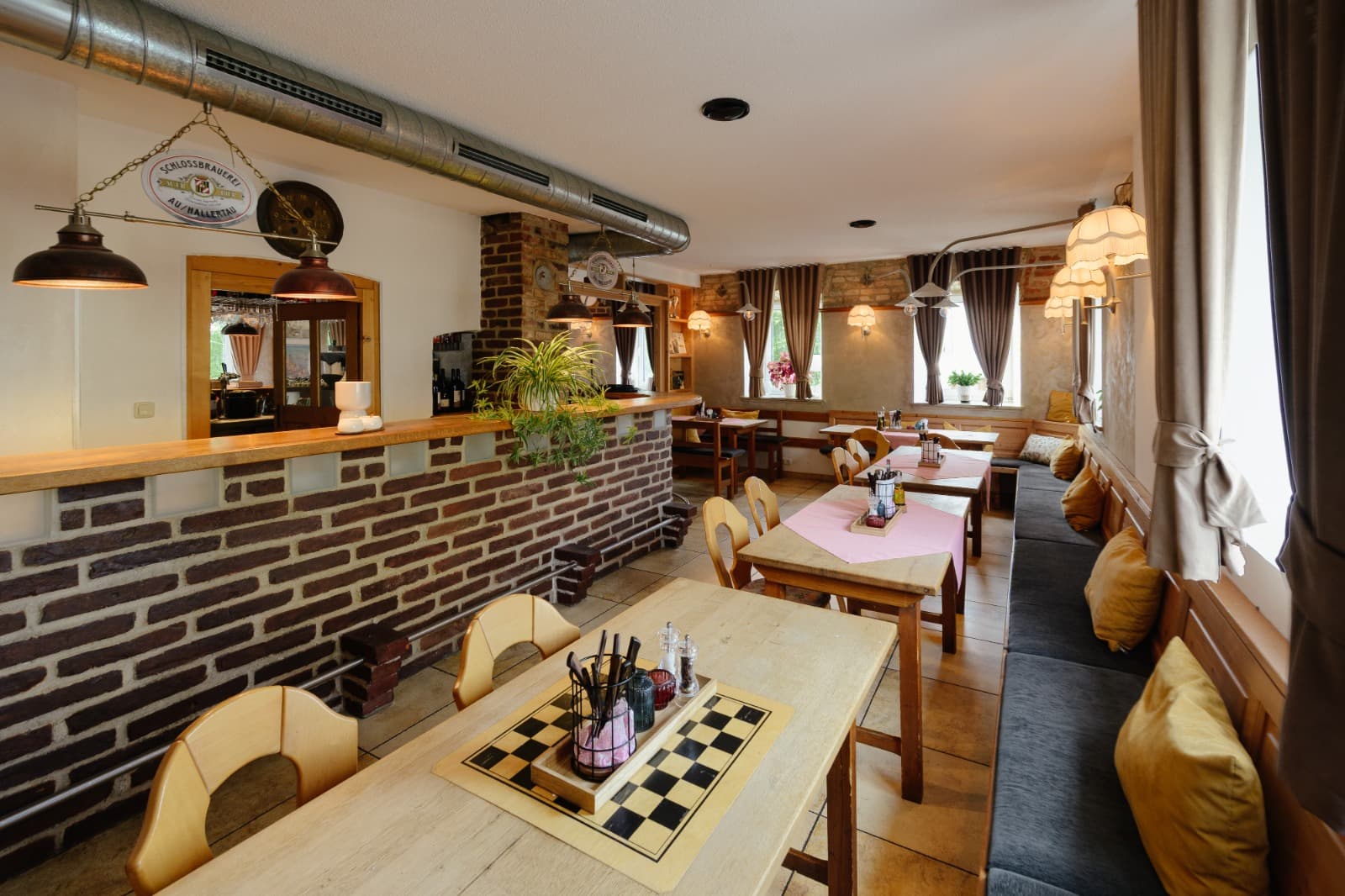 Gemütliche Sitzecke mit Backsteinbar im Restaurant